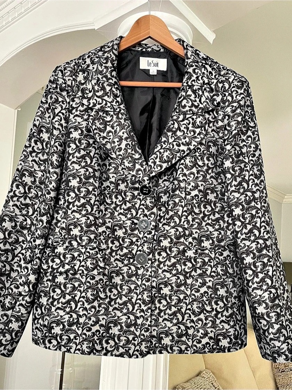 Le Suit Floral Blazer in black and gray or silver blazer size 14 .